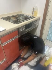 コンロ取付作業中写真